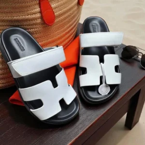 Sandalias Hermès de Piel Blanca y Suela Negra Deportiva